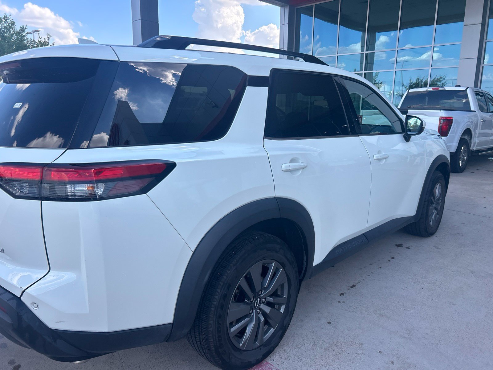 Used 2024 Nissan Pathfinder SV FWD image 10