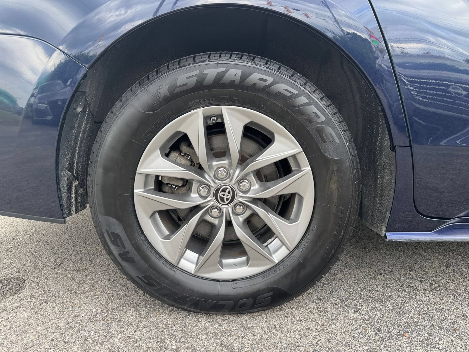 Used 2024 Toyota Sienna XLE FWD image 32