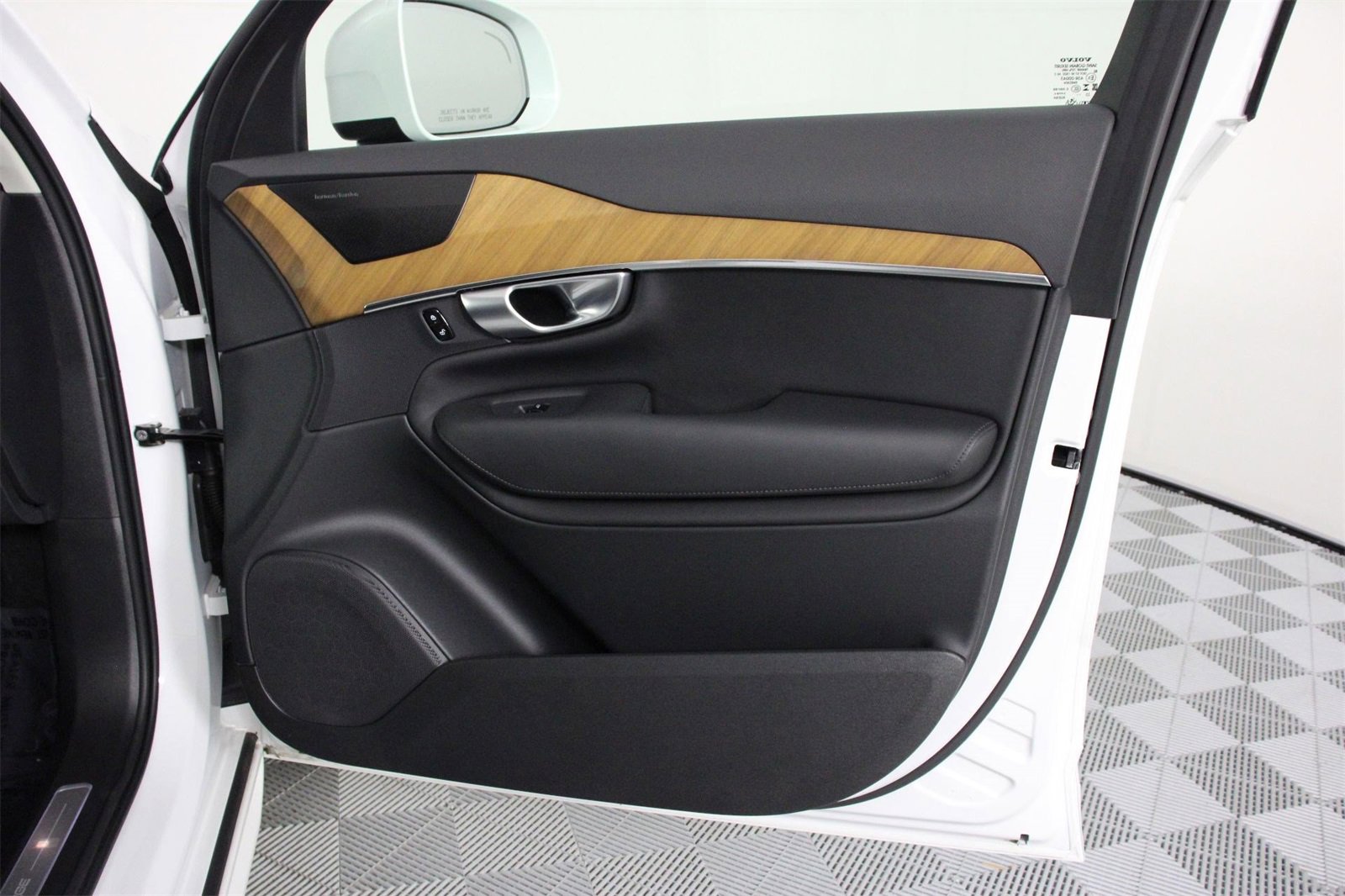 Certified 2024 Volvo XC90 T8 Plus w/ Protection Package Premier image 21