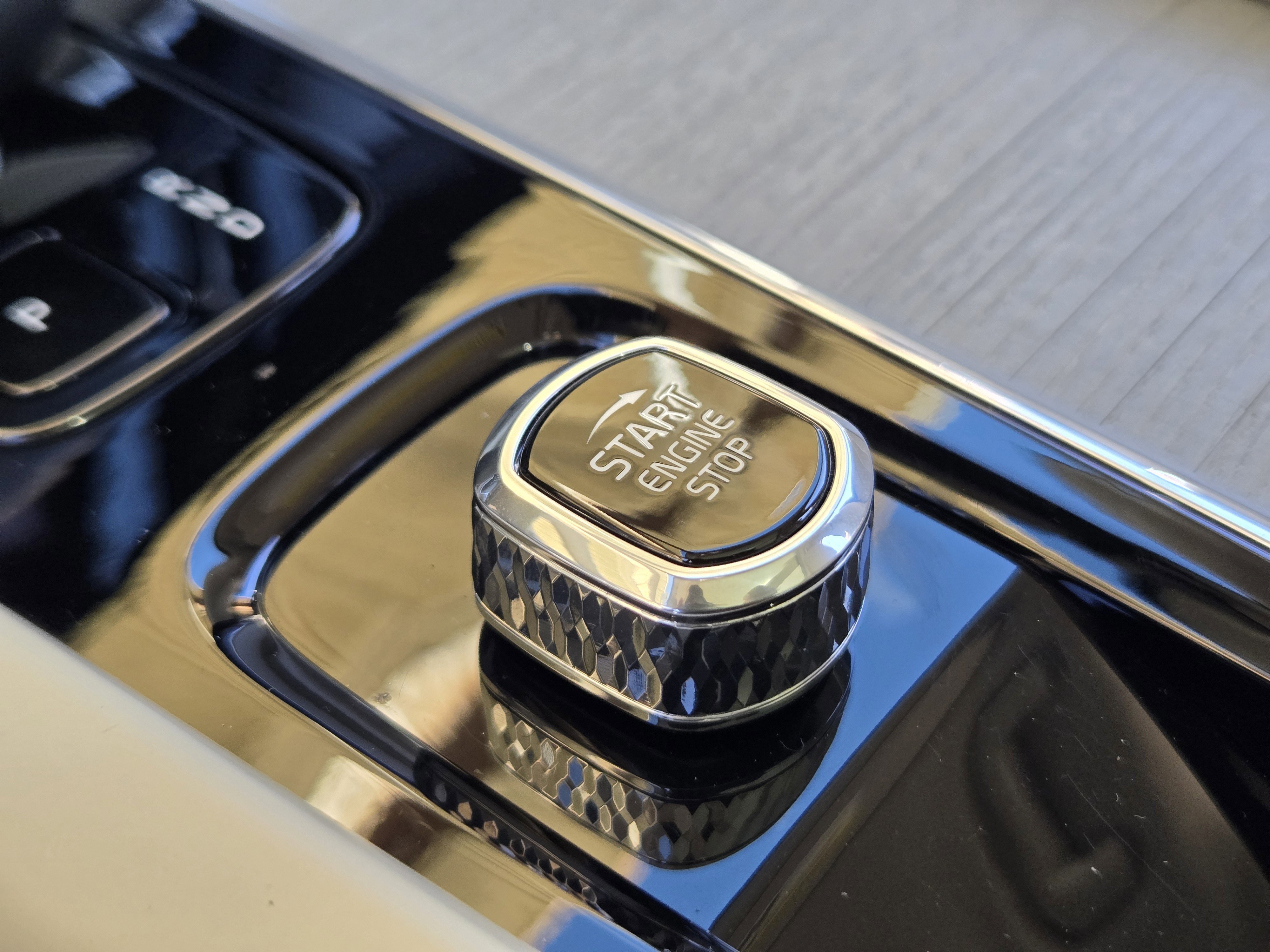 Used 2024 Volvo XC60 B5 Plus w/ Protection Package Premier image 29