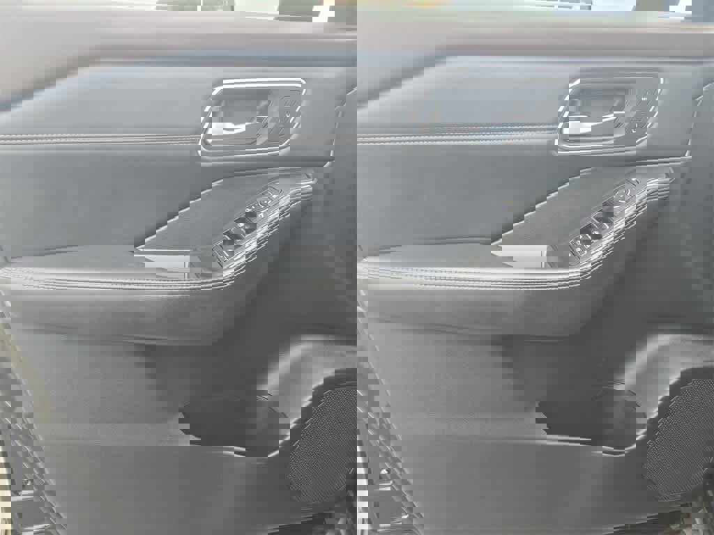 Used 2023 Nissan Rogue SV image 17