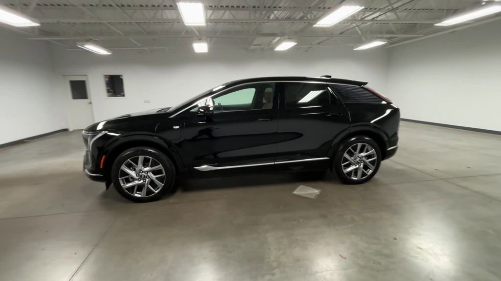 New 2026 Cadillac Optiq Luxury 2 image 46