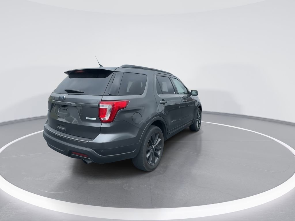 Used 2018 Ford Explorer XLT w/ Equipment Group 202A image 8