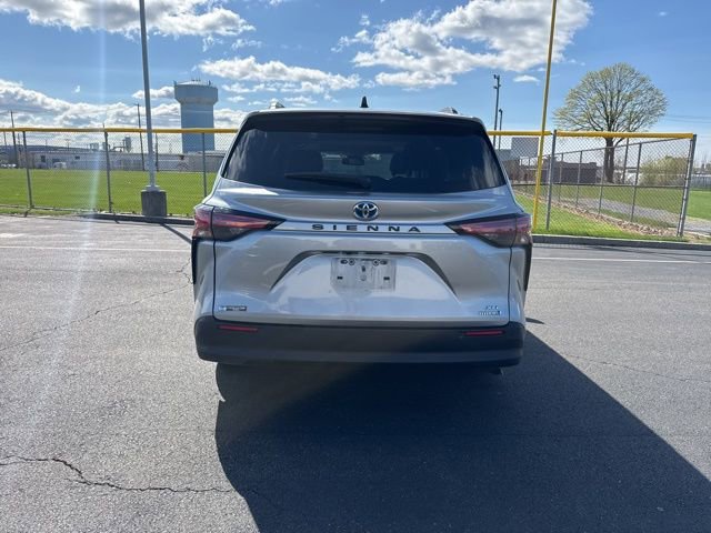 Used 2021 Toyota Sienna XLE image 3