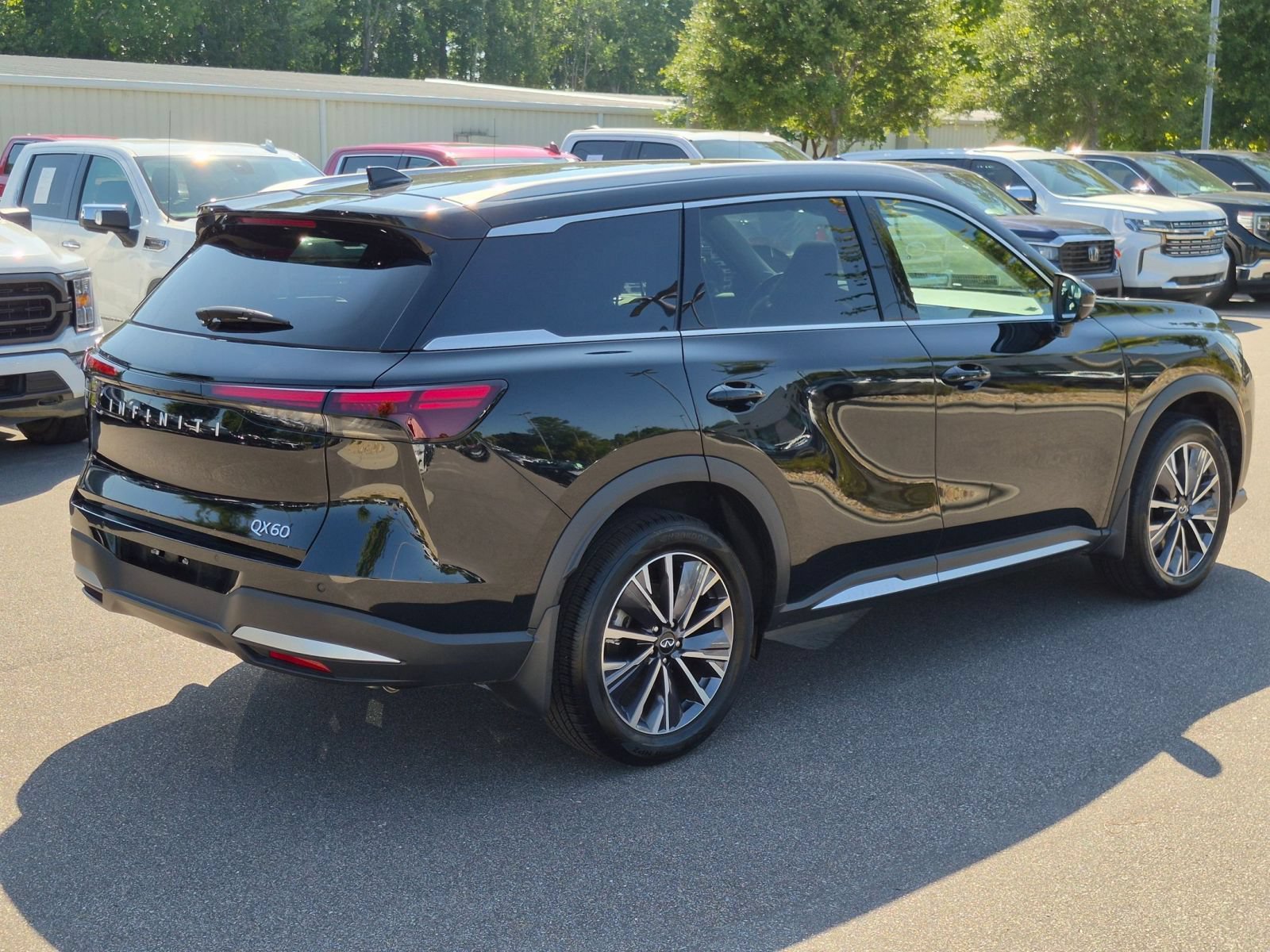 Used 2026 INFINITI QX60 Luxe w/ Cargo Package FWD image 3
