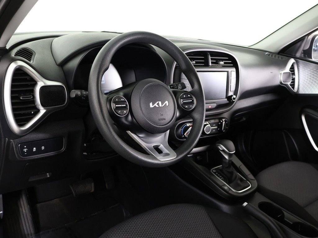 Used 2025 Kia Soul LX w/ LX Technology Package FWD image 25