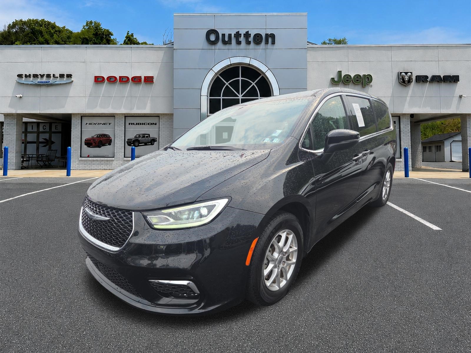 Certified 2023 Chrysler Pacifica Touring-L FWD image 8