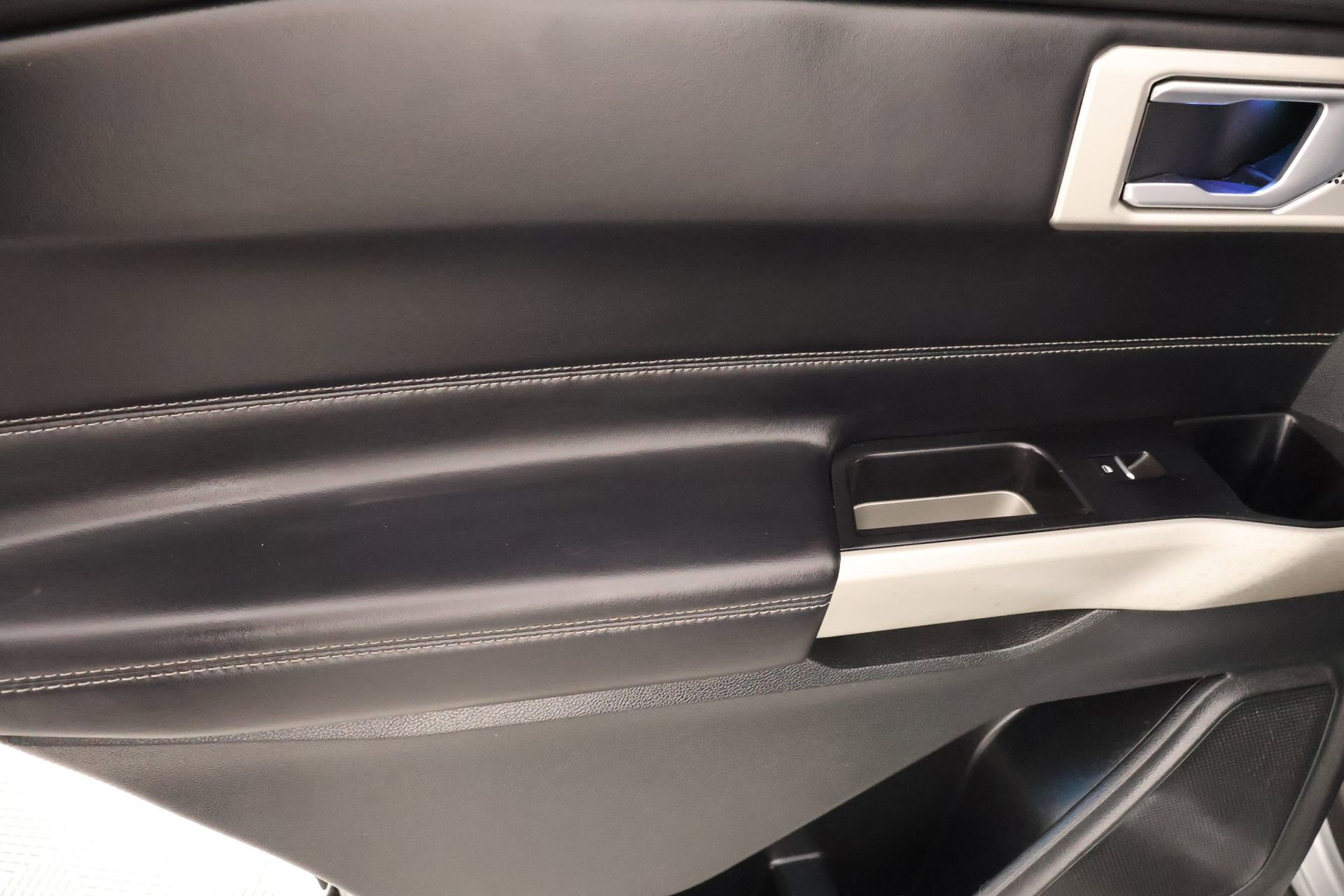 Used 2023 Ford Explorer Limited image 18