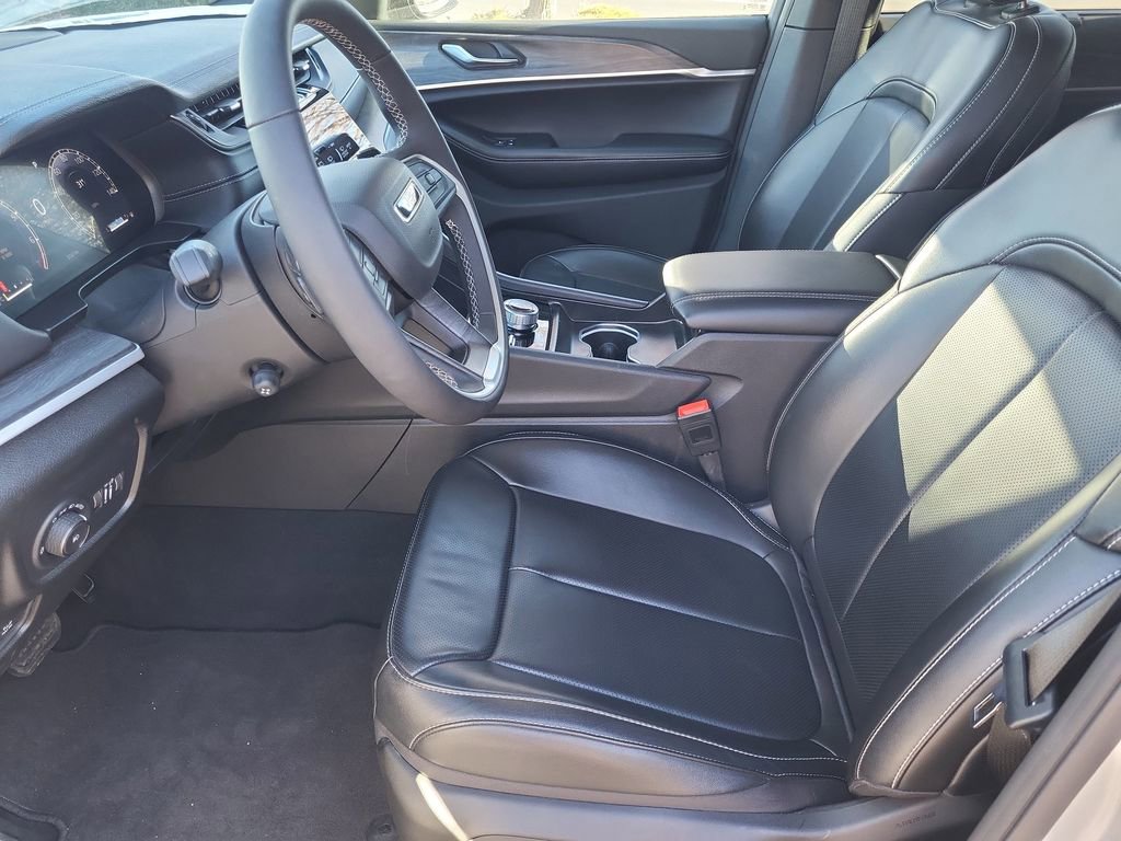 Used 2025 Jeep Grand Cherokee Limited w/ Luxury Tech Group II image 14