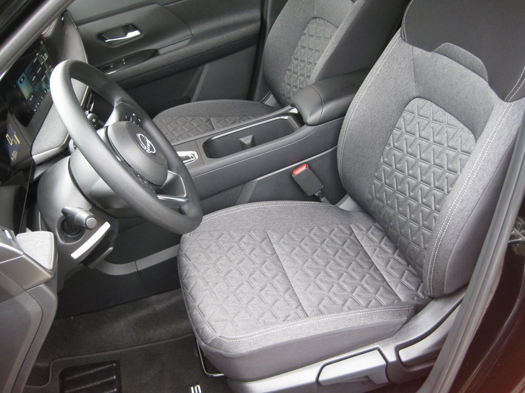 Used 2025 Nissan Kicks SV FWD image 12