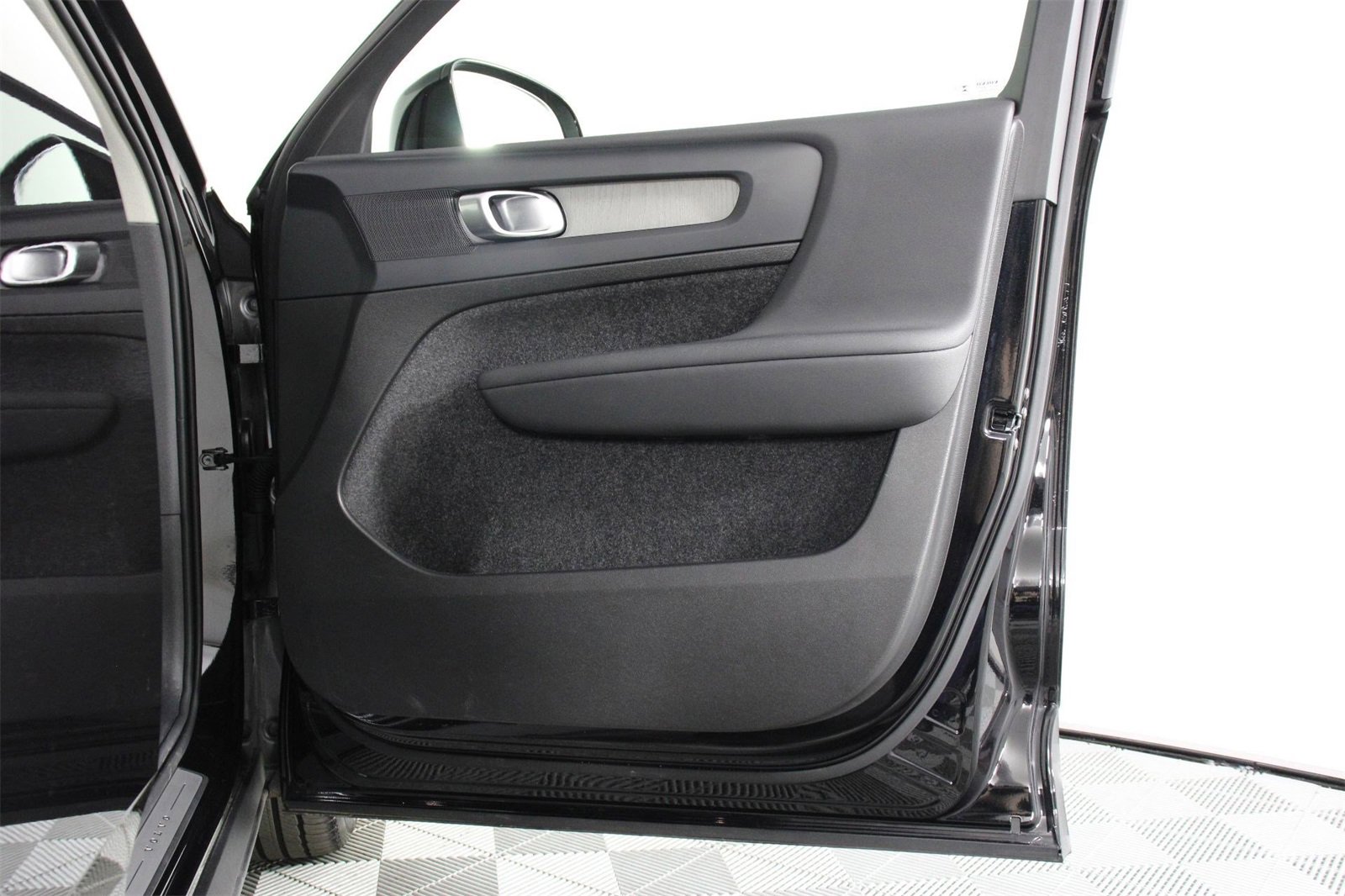 Certified 2025 Volvo XC40 B5 Core image 21