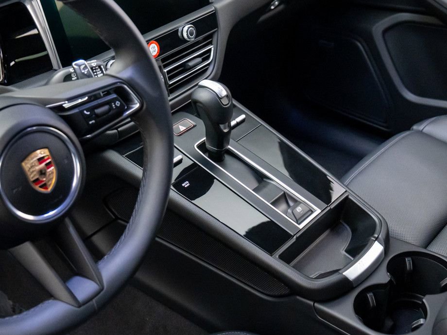 Certified 2025 Porsche Macan image 13