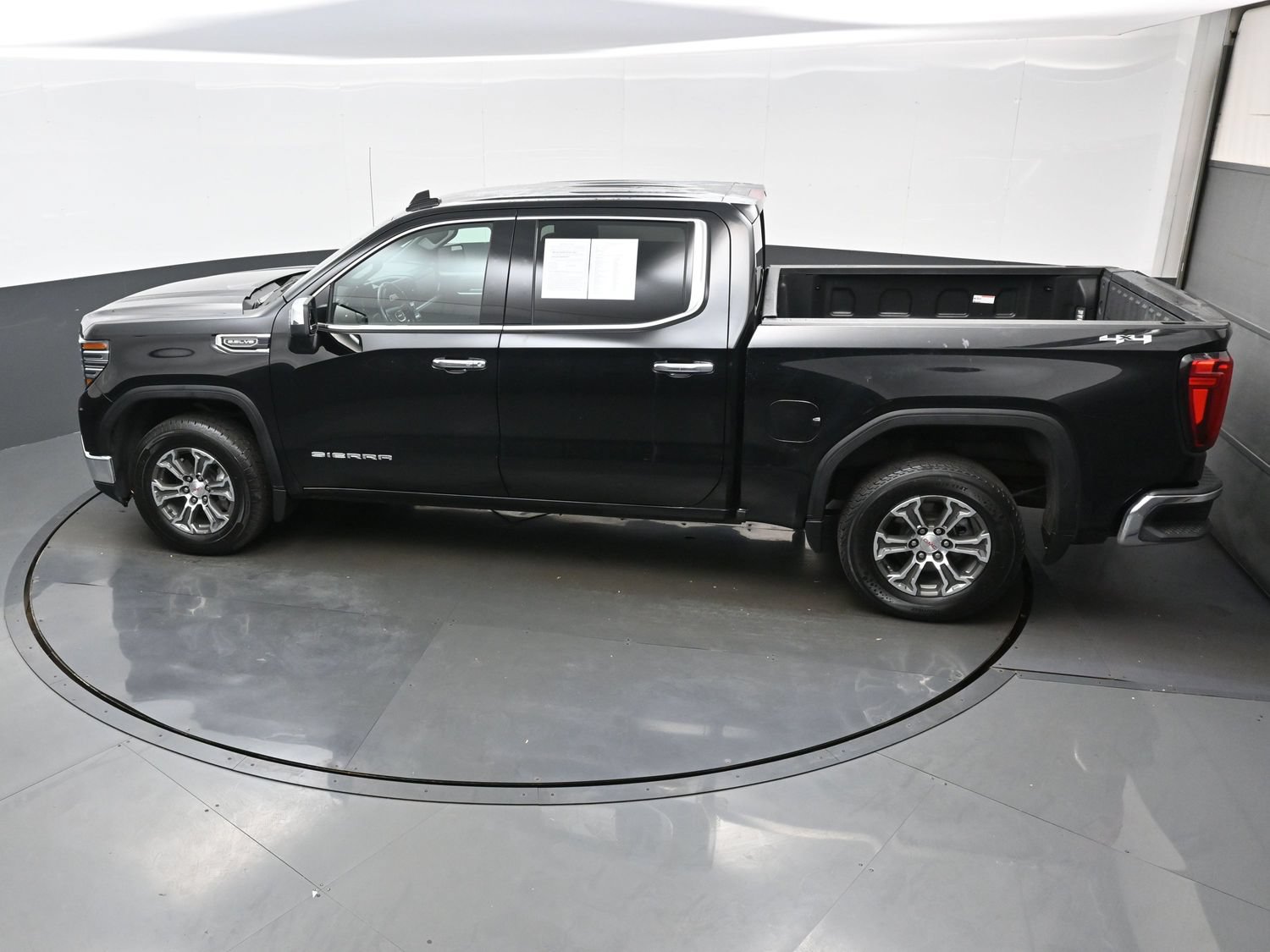 Used 2025 GMC Sierra 1500 SLT AWD/4WD image 34