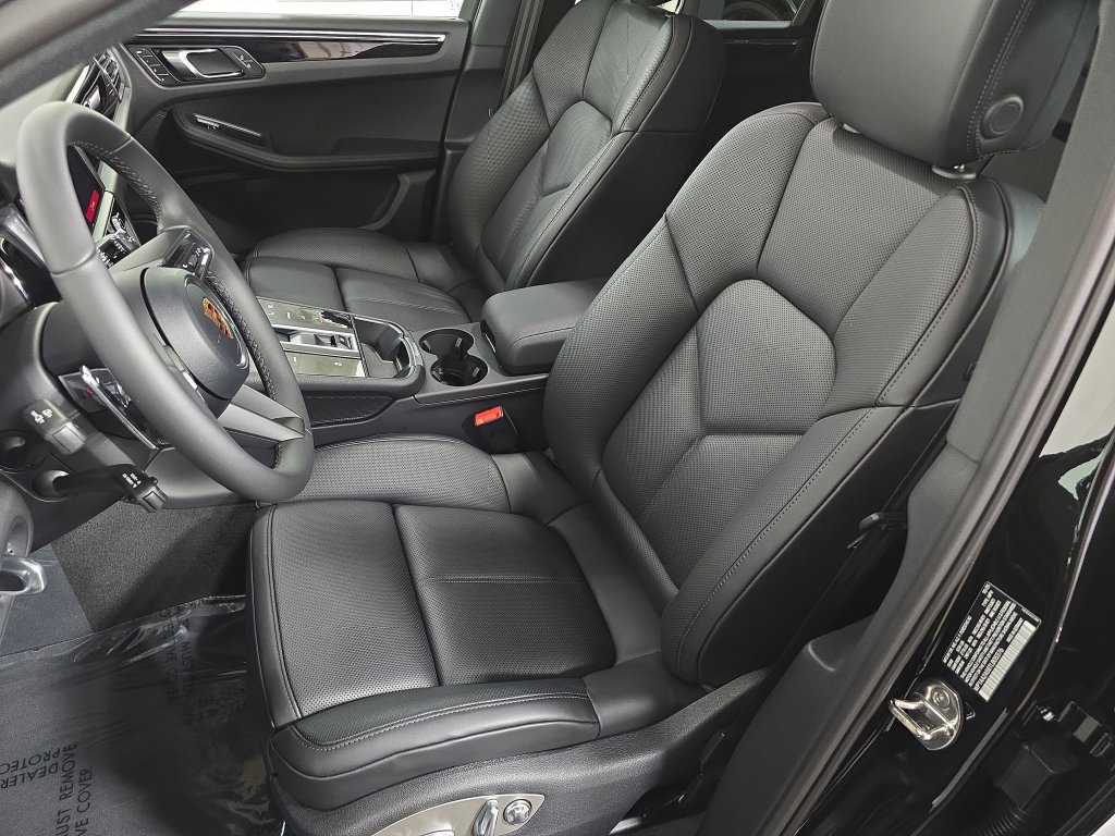 Certified 2026 Porsche Macan AWD/4WD image 5