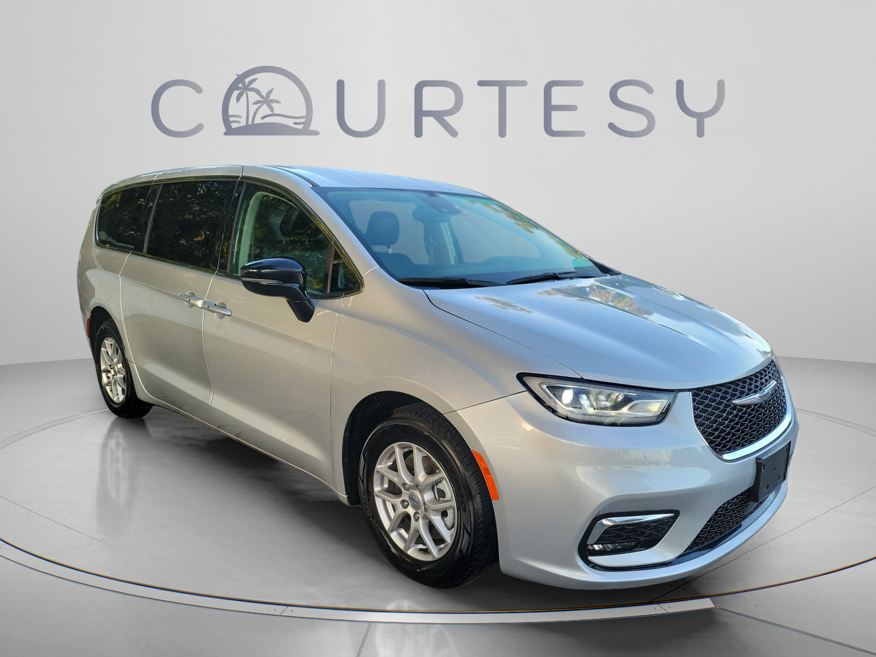 Used 2024 Chrysler Pacifica Touring-L FWD image 5