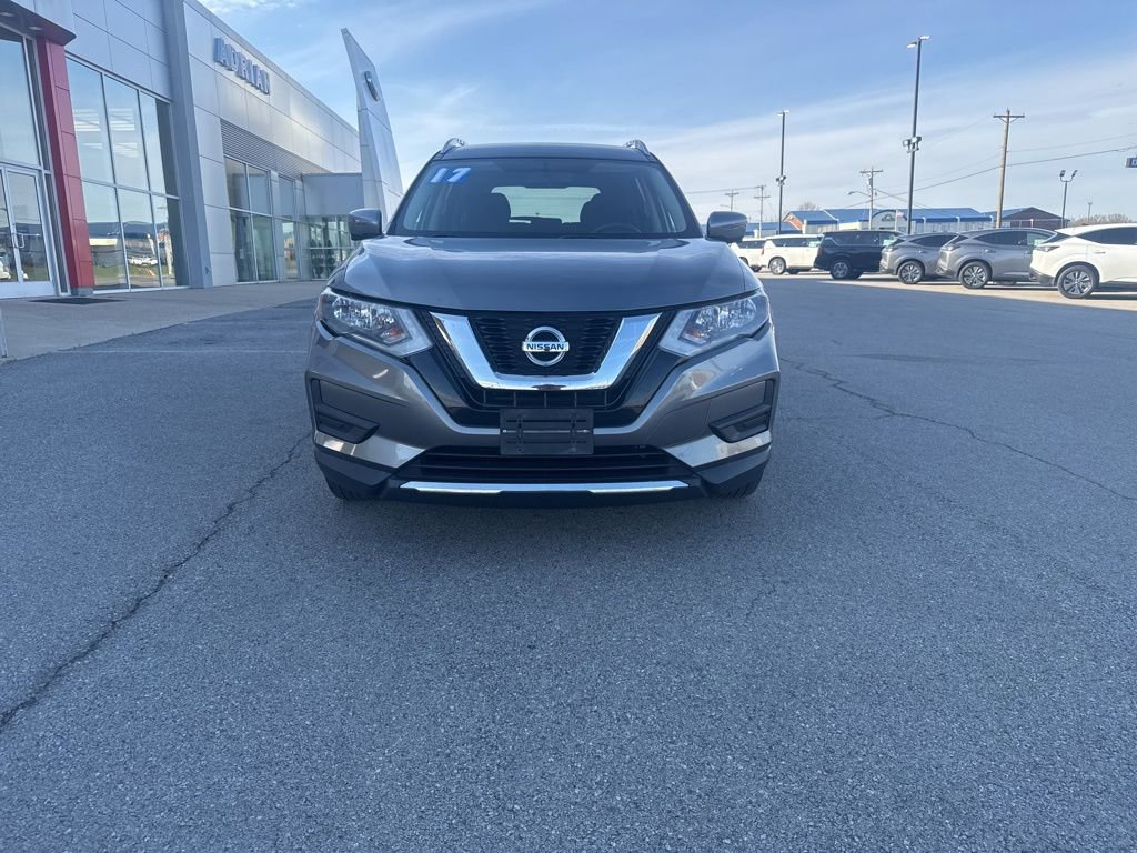 Used 2017 Nissan Rogue SV w/ SV Premium Package image 2