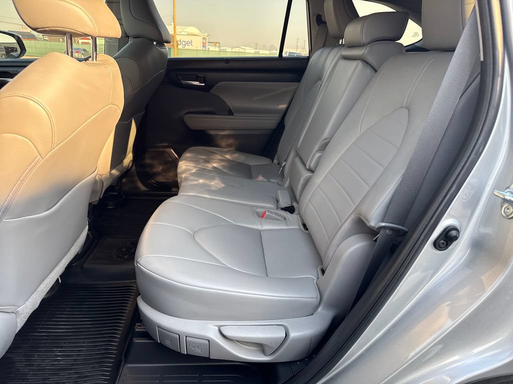 Used 2023 Toyota Highlander XLE AWD/4WD image 23