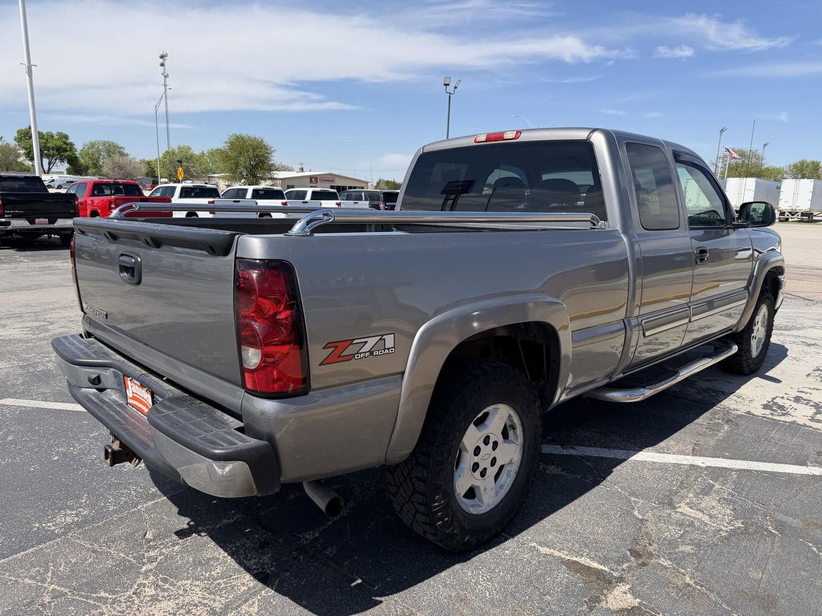 Used 2006 Chevrolet Silverado 1500 LT w/ Light Duty Power Package AWD/4WD image 6