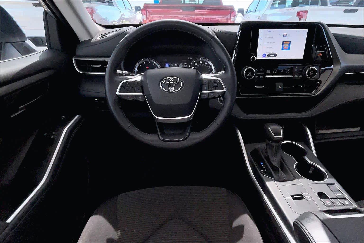 Used 2025 Toyota Highlander LE FWD image 6