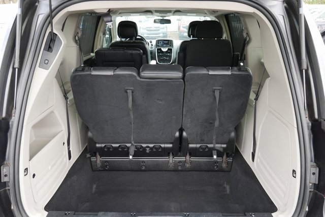 Used 2015 Chrysler Town & Country Touring image 9
