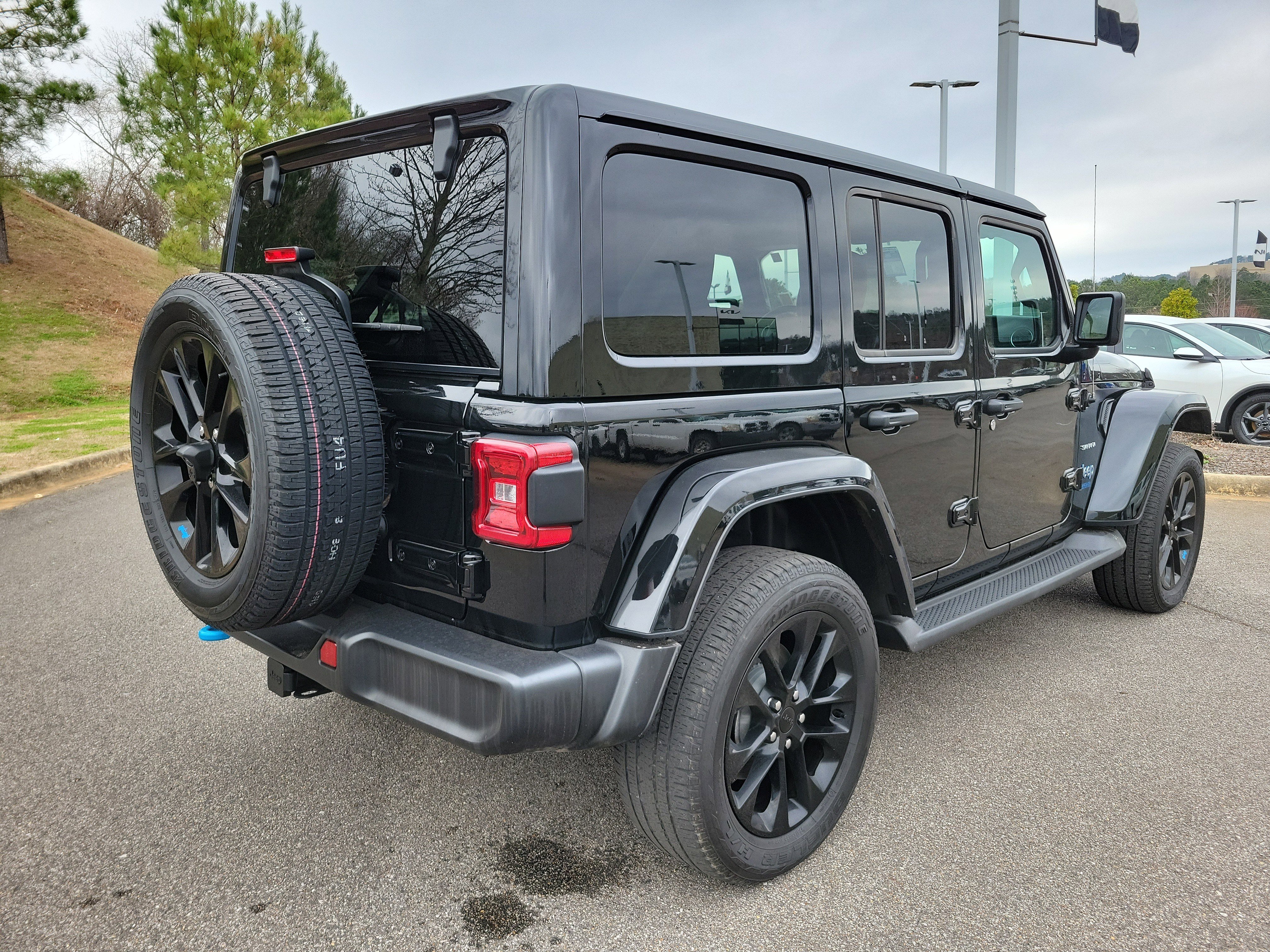 Used 2022 Jeep Wrangler Unlimited Sahara w/ Cold Weather Group image 27