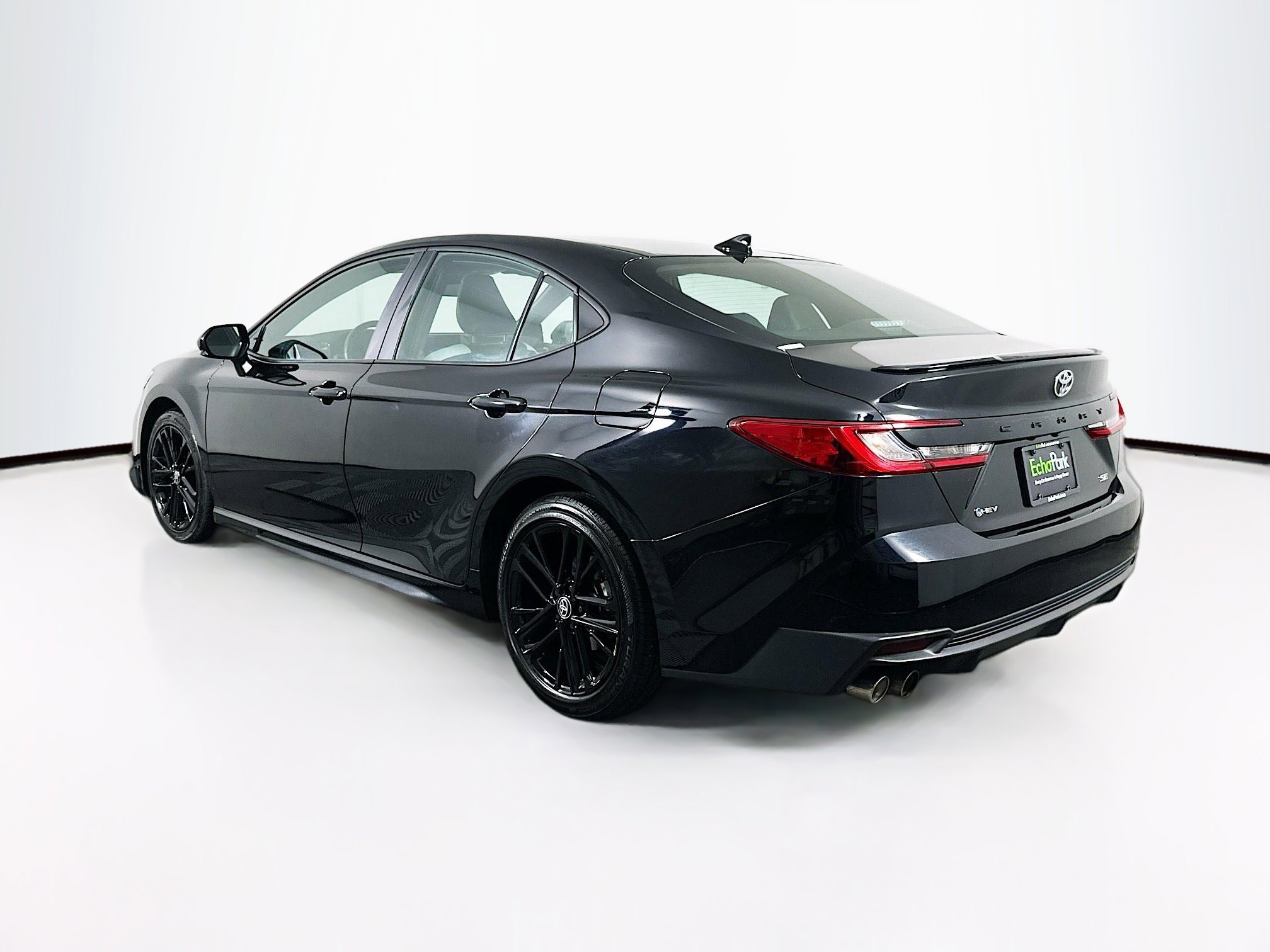 Used 2025 Toyota Camry SE image 5