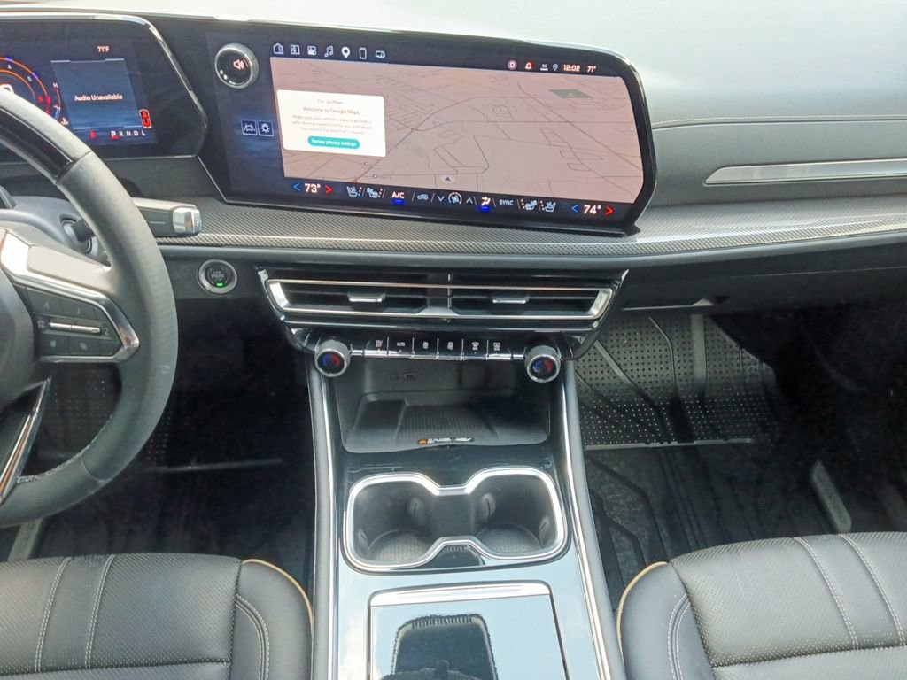 Used 2025 Chevrolet Traverse High Country image 3