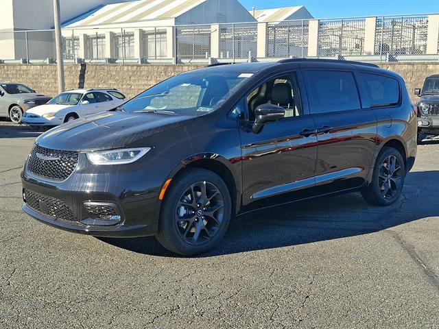 New 2026 Chrysler Pacifica Limited w/ S Appearance Package image 2
