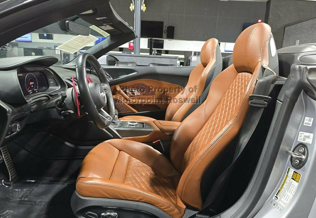 Used 2021 Audi R8 V10 w/ Premium Package RWD image 4