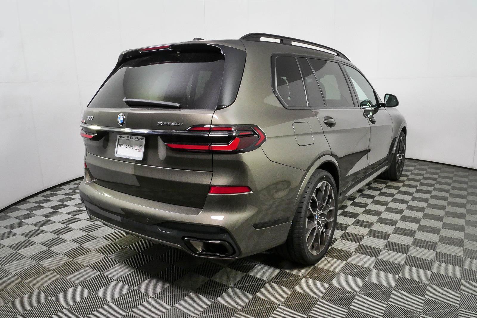 Used 2025 BMW X7 xDrive40i w/ M Sport Package AWD/4WD image 3