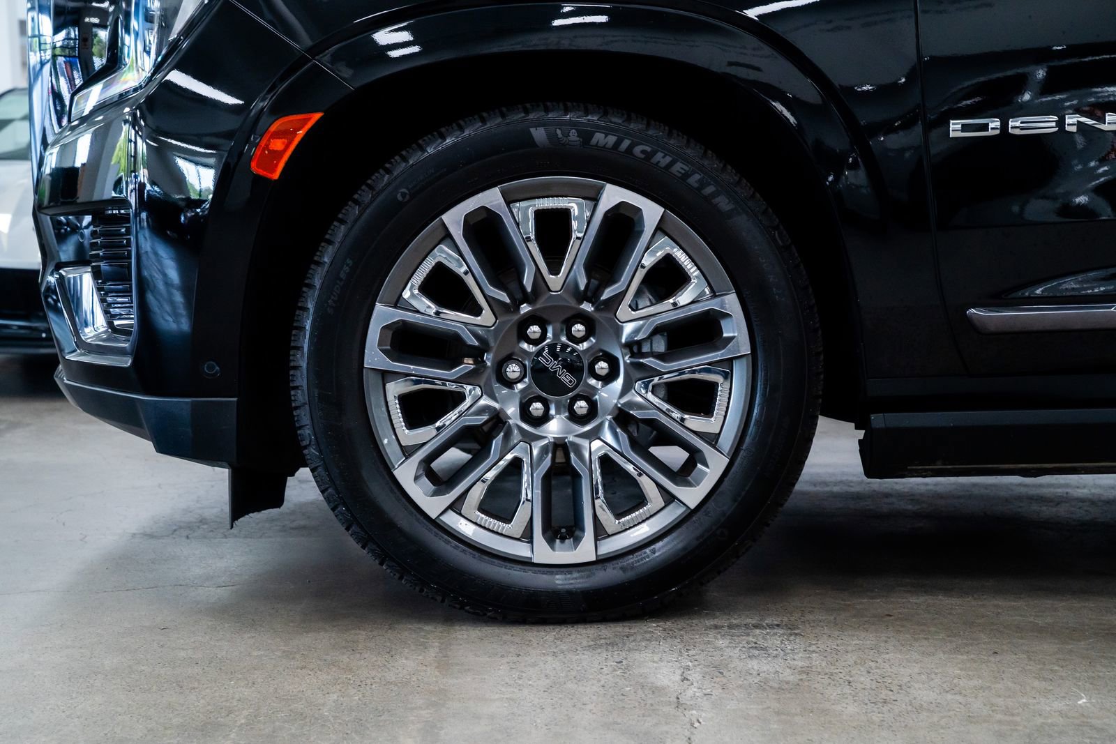 Used 2024 GMC Yukon Denali Ultimate AWD/4WD image 4