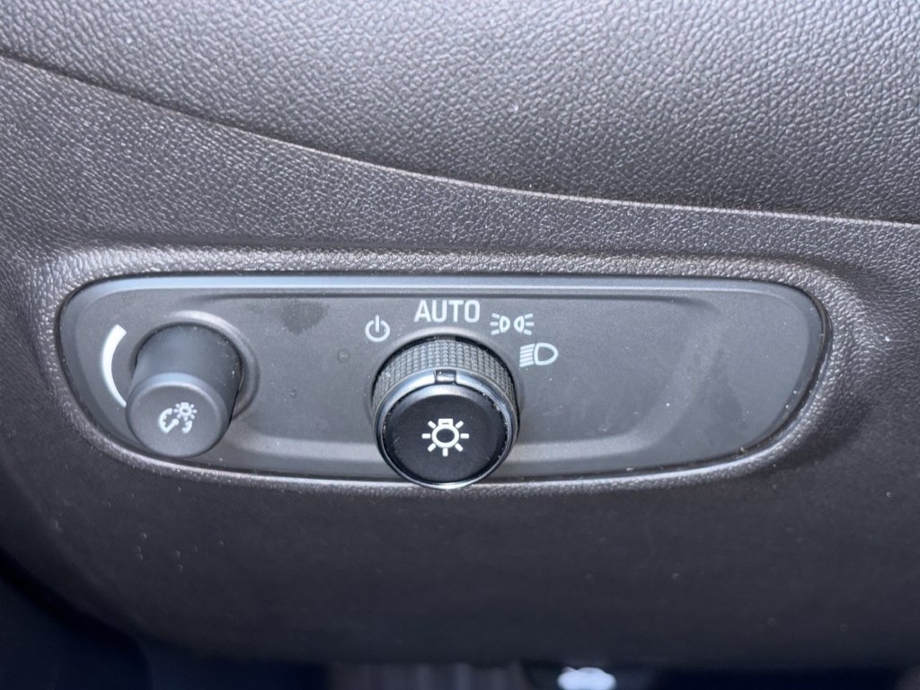Used 2021 Chevrolet Equinox LT FWD image 18