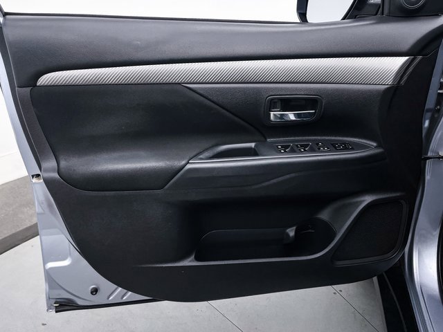 Used 2017 Mitsubishi Outlander ES image 17