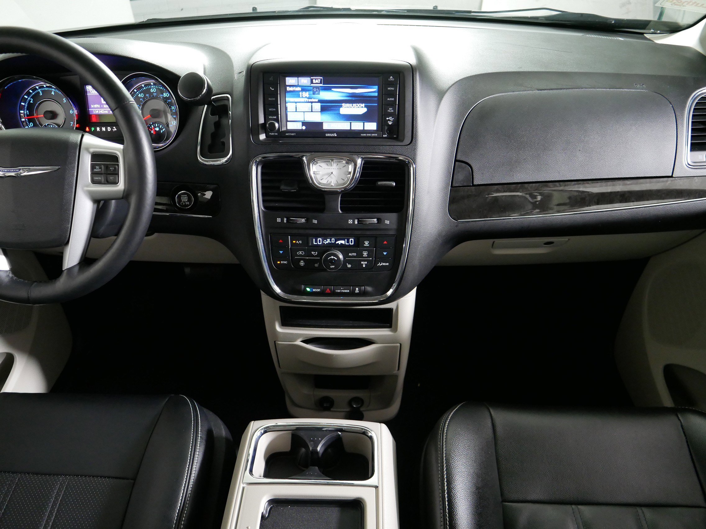 Used 2015 Chrysler Town & Country Touring w/ Driver Convenience Group FWD image 10
