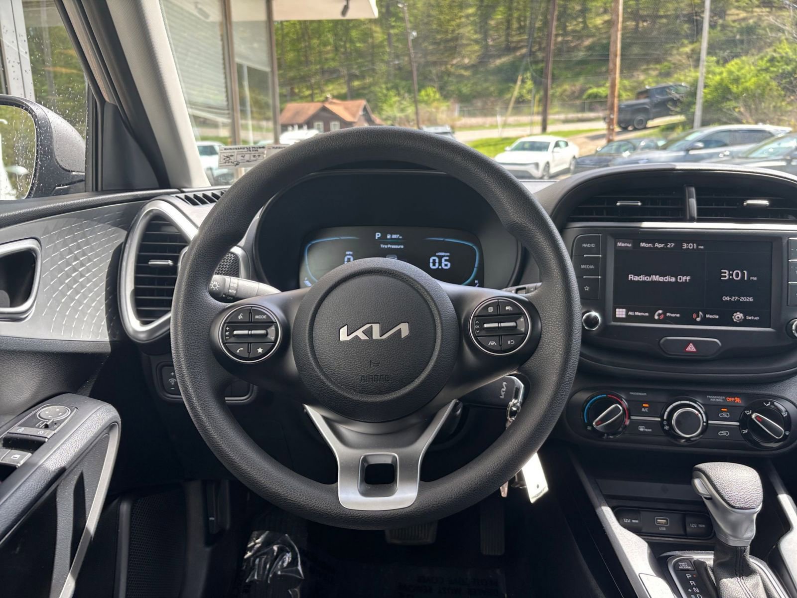 Used 2025 Kia Soul LX w/ LX Technology Package FWD image 32