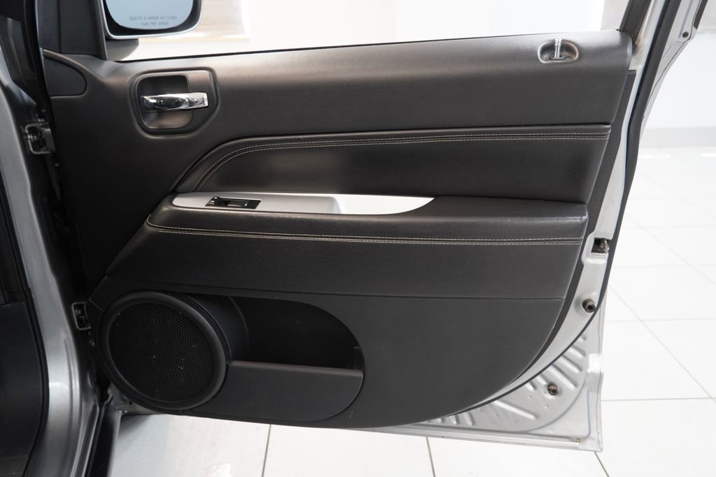 Used 2016 Jeep Compass Latitude AWD/4WD image 30