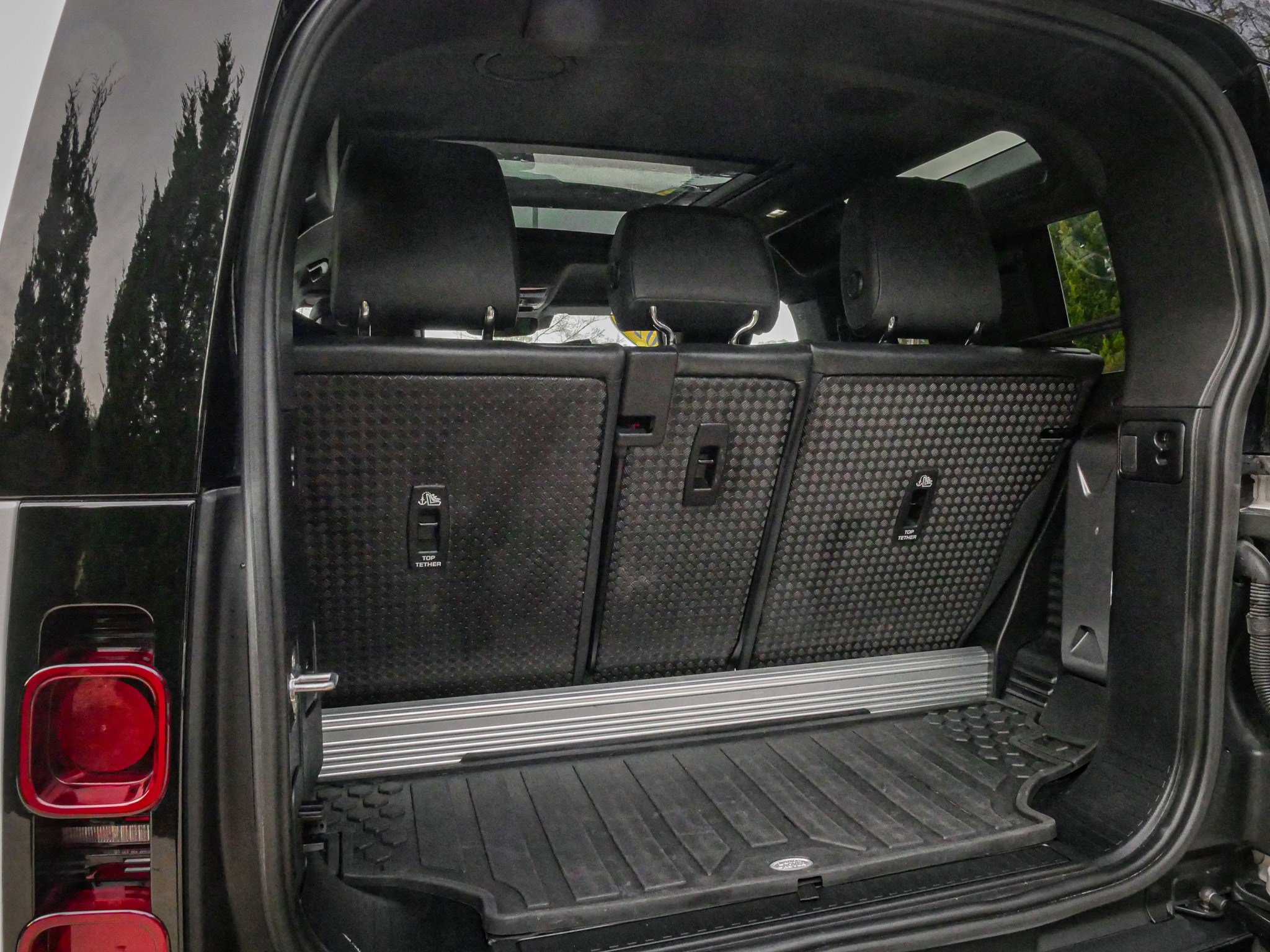 Used 2023 Land Rover Defender 90 X-Dynamic SE AWD/4WD image 32