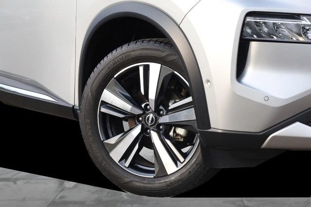 Certified 2023 Nissan Rogue Platinum w/ Platinum Premium Package AWD/4WD image 3