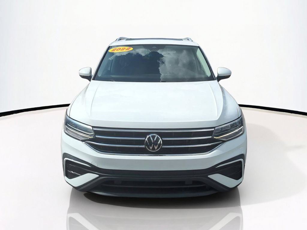Used 2022 Volkswagen Tiguan SE w/ Panoramic Sunroof Package FWD image 3