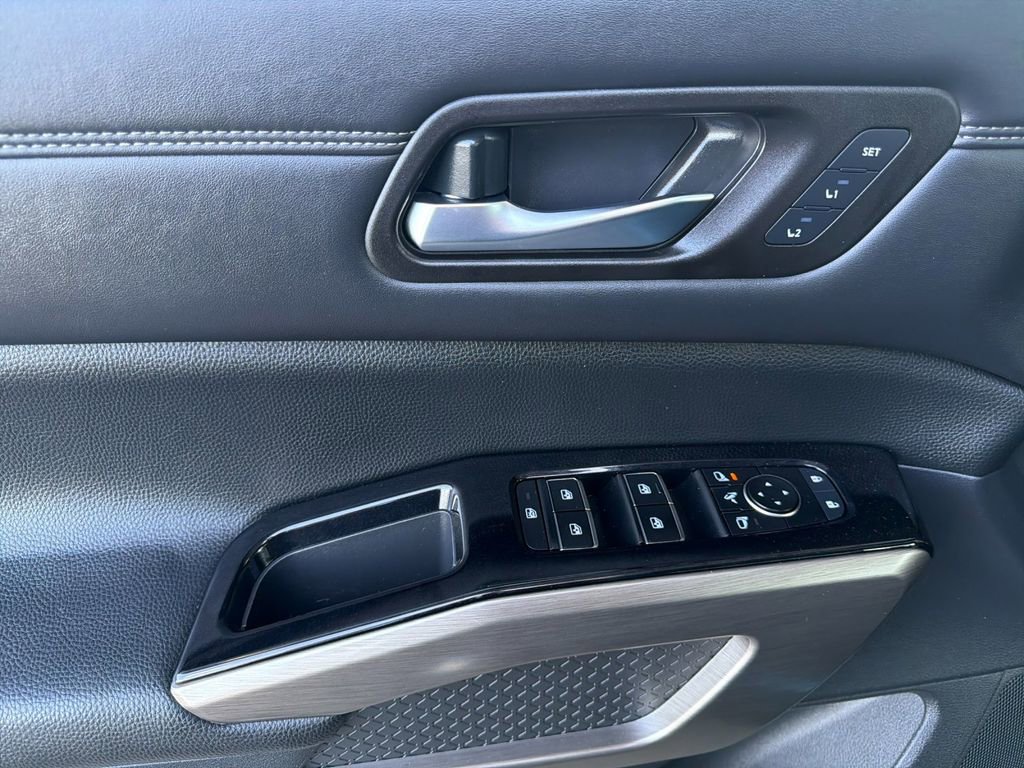 Used 2023 Nissan Pathfinder Platinum FWD image 10