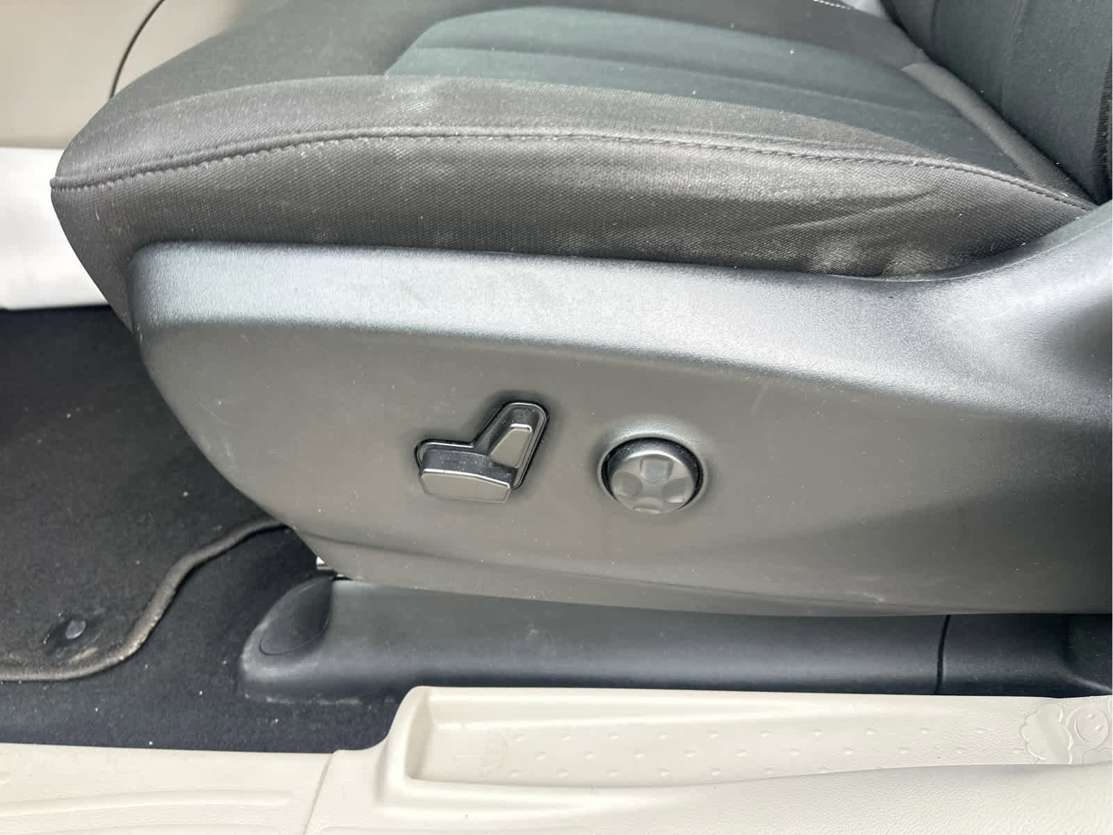 Used 2023 Chrysler Voyager LX image 19