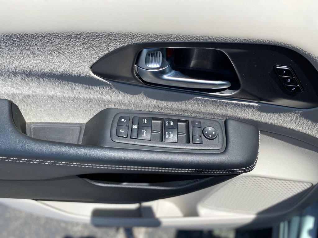 Used 2023 Chrysler Pacifica Touring-L FWD image 20