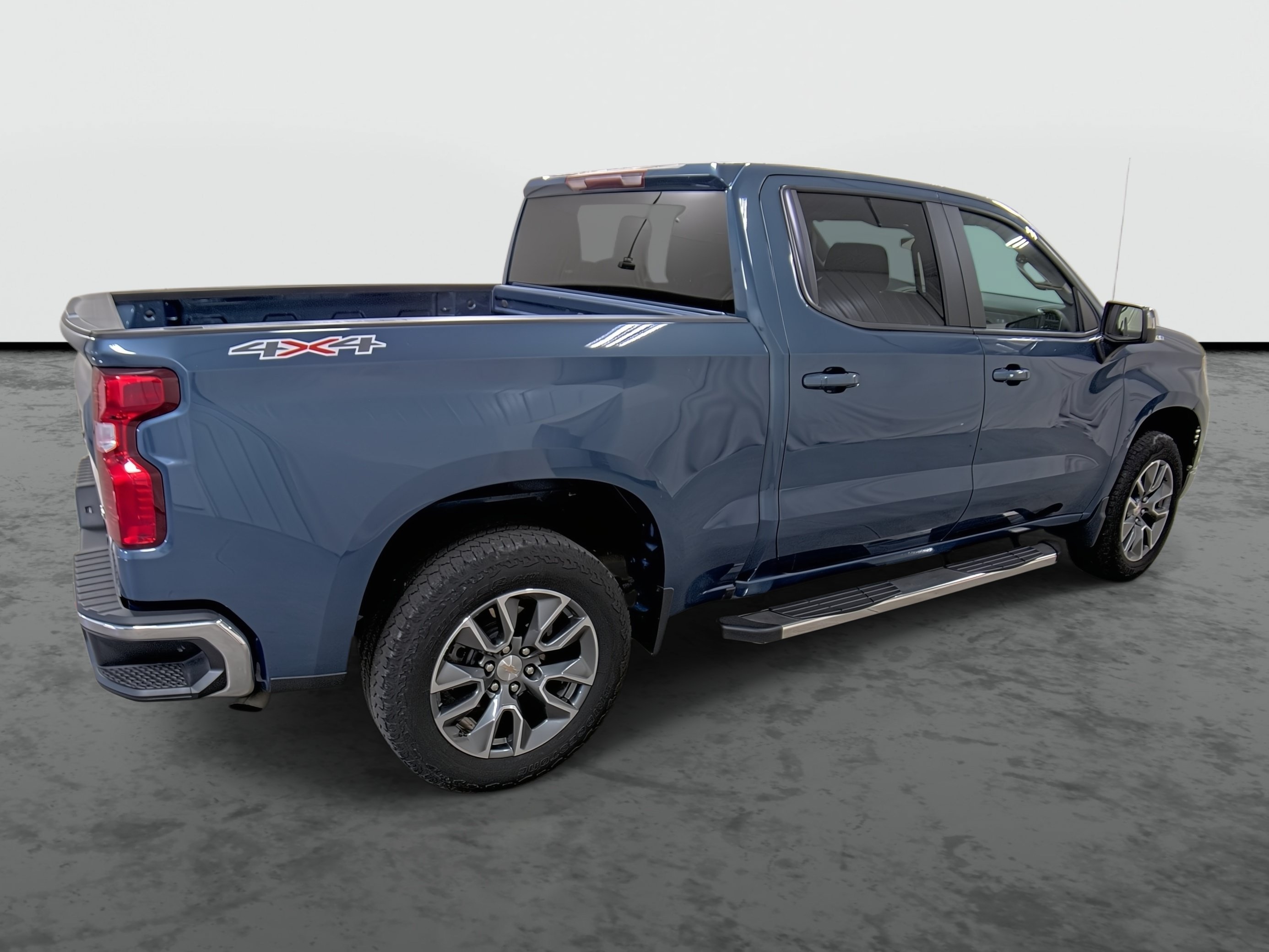 Used 2024 Chevrolet Silverado 1500 LT AWD/4WD image 4