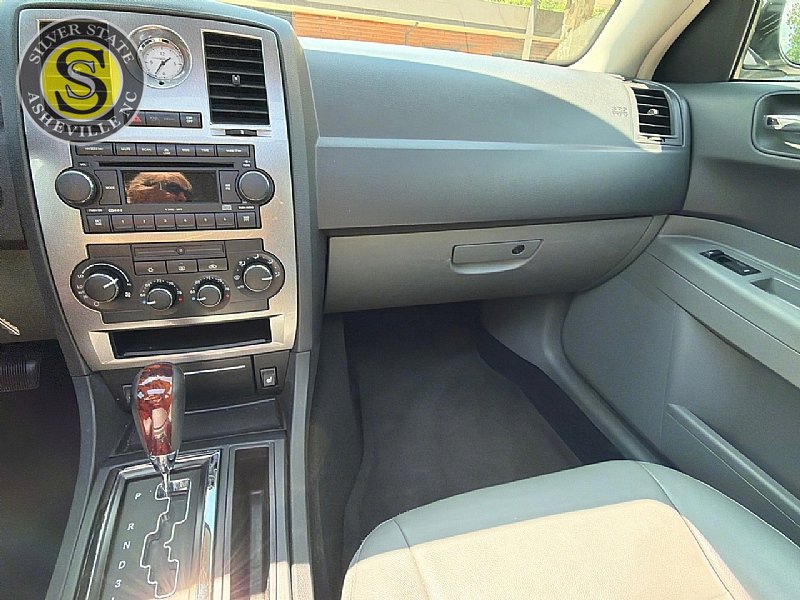 Used 2005 Chrysler 300 Touring RWD image 23