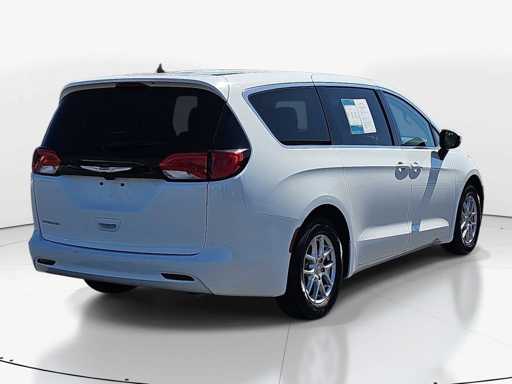 Used 2023 Chrysler Voyager LX image 5