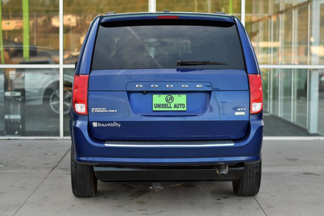 Used 2018 Dodge Grand Caravan SXT image 7