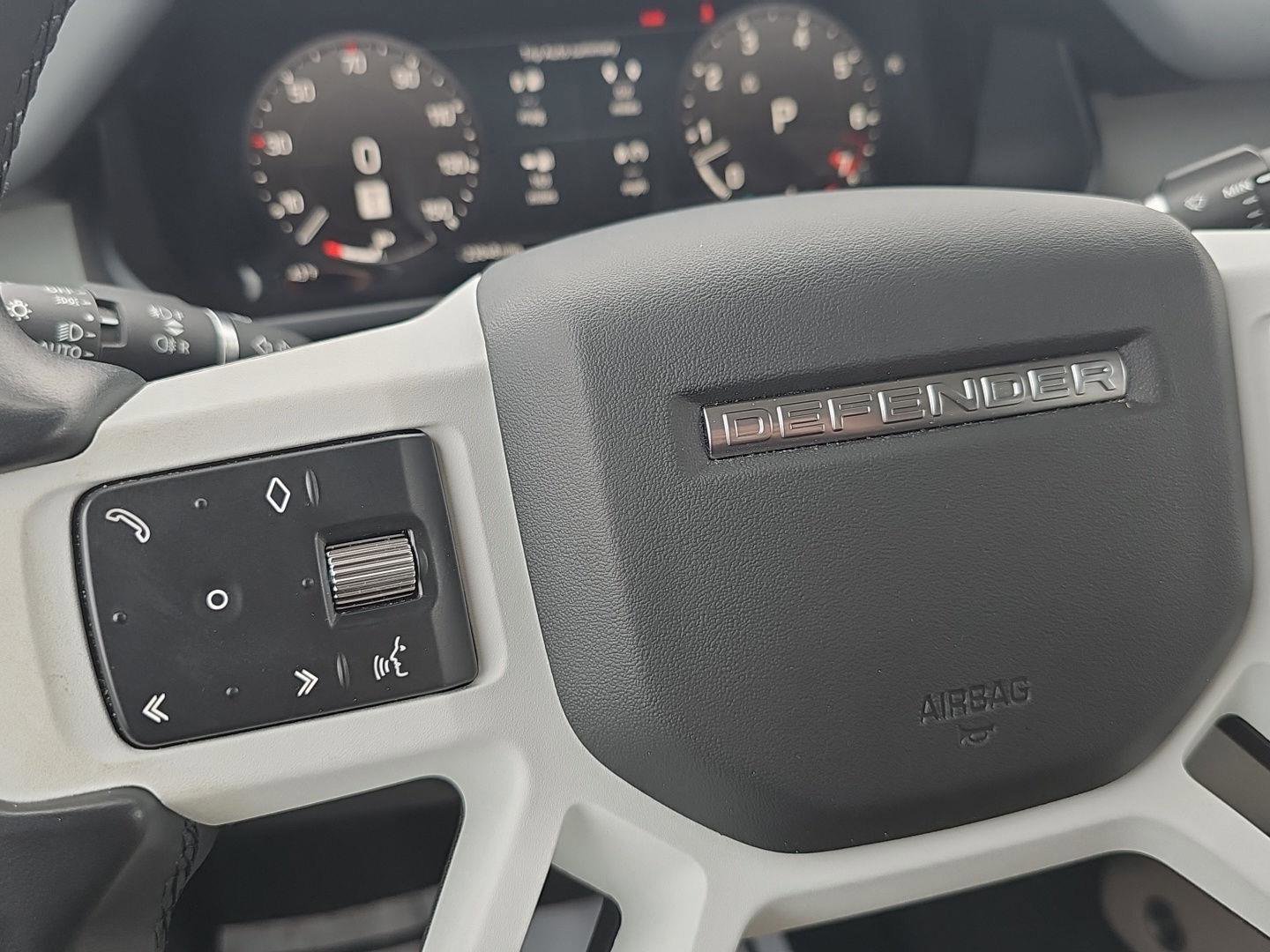 Used 2023 Land Rover Defender 130 SE image 24