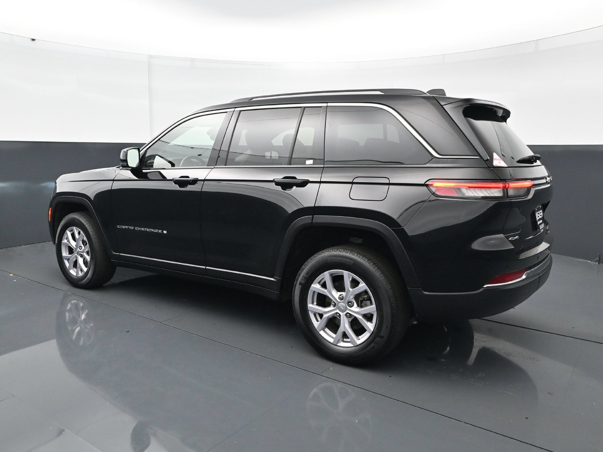 Used 2022 Jeep Grand Cherokee Limited AWD/4WD image 4