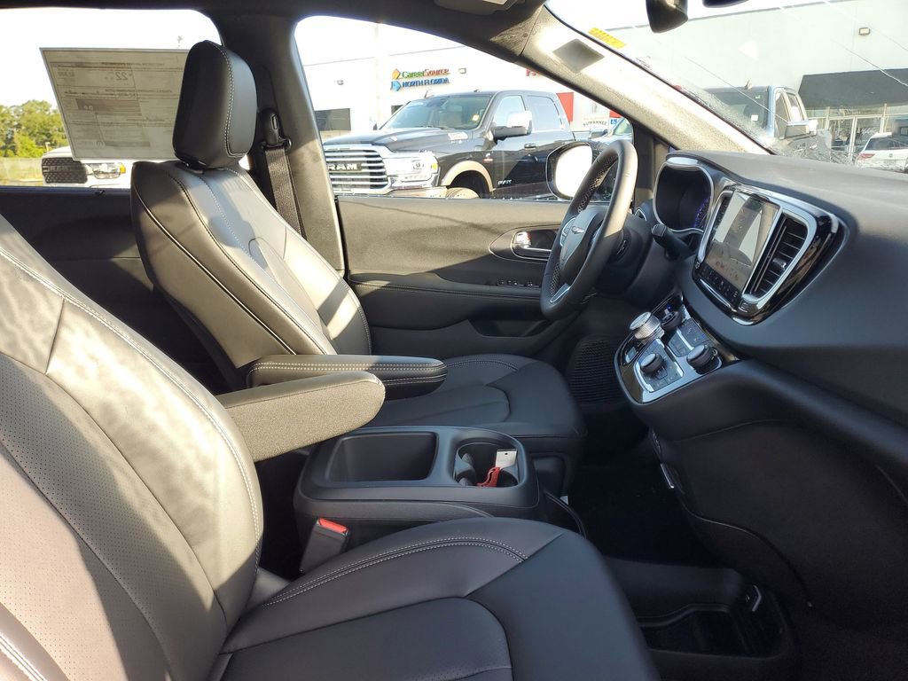 New 2025 Chrysler Voyager LX FWD image 33
