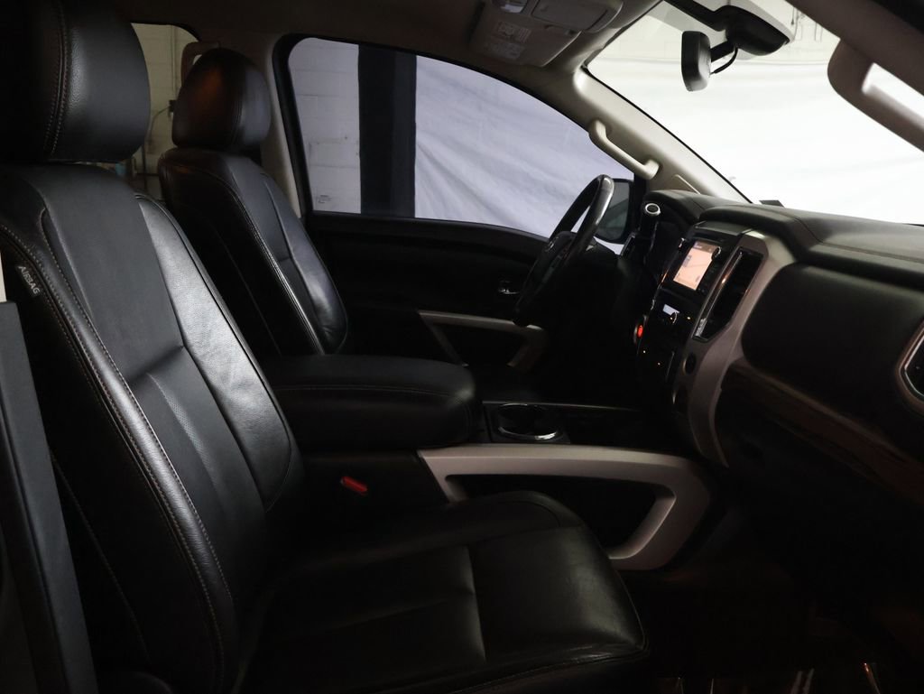 Used 2017 Nissan Titan SL image 10